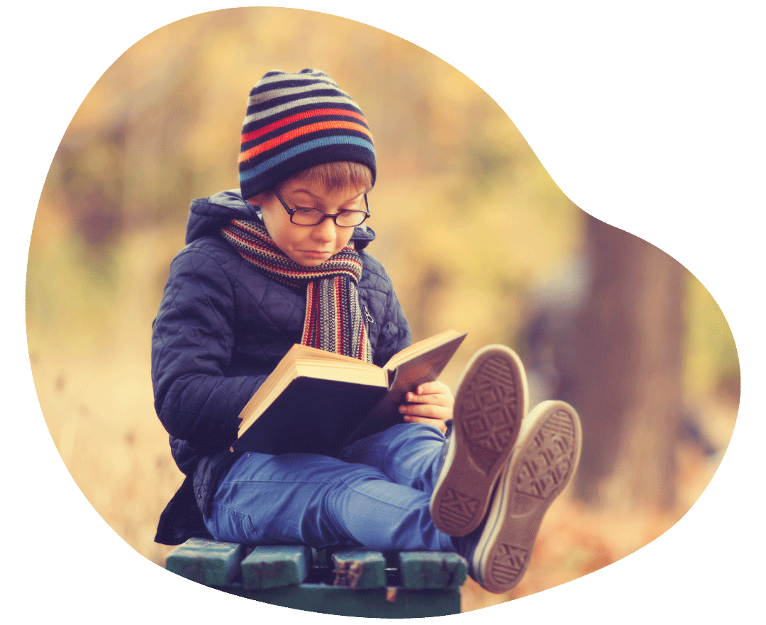 Gar&ccedil;on lisant un livre